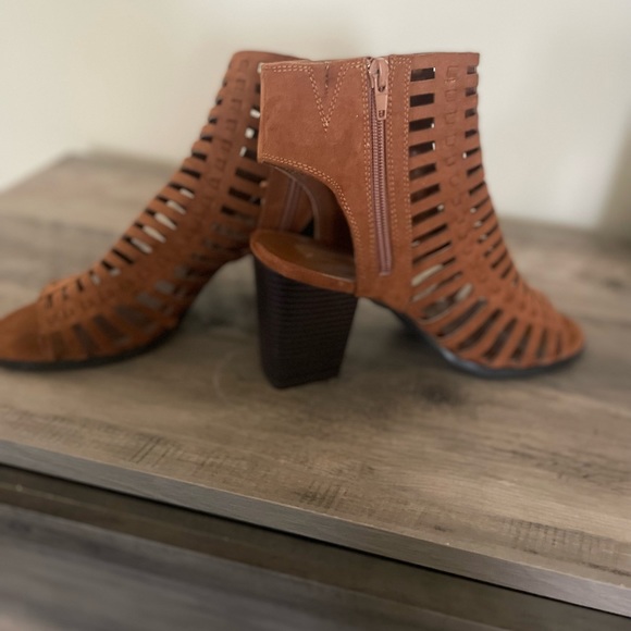 size 9 bootie heel - Picture 4 of 4